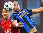 Inter de Milo 0x0 Manchester United – O atacante brasileiro Adriano disputa a bola com Rio Ferdinand, do Manchester