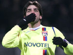 Lyon 1x1 Barcelona – Juninho Pernambucano comemora o gol do Lyon, no empate com o Barcelona