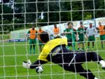 Jogadores treinam pnaltis para partida contra o time da Capital