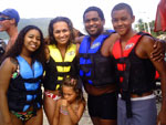 O Alexandre (colete azul) junto com a fam�lia curtindo a praia