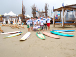 A turma da Escola de Surf posa com suas pranchas no Villa del Mar