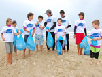 O professor Carlos Alberto Diehl Jr e seus alunos da Escola gacha de Surf, de Atlntida