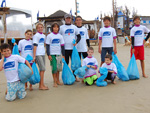 Os alunos da Escola de Surf gacha mostram o resultado da coleta de llixo