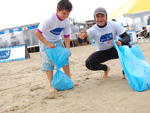 Depois de vrios dias de folia, muito lixo foi deixado na beira da praia