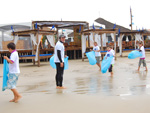 Os alunos da Escola de Surf aprendem desde cedo a importncia de manter a praia limpa