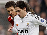 Real Madrid 0x1 Liverpool - O argentino Fernando Gago, do Real Madrid, tenta escapar da marcao de Xabi Alonso, do Liverpool