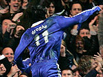 Chelsea 1x0 Juventus - Didier Drogba comemora junto a torcida o primeiro gol do Chelsea sobre a Juventus