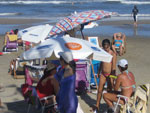 Veranistas conferem domingo de sol na beira da praia