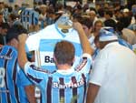 Alguns gremistas optaram por visitar a loja do Grmio antes de o jogo comear