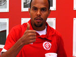 O atacante Alecsandro aguarda uma oportunidade para estrear no time colorado