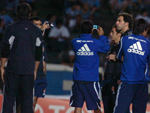 Jogadores da equipe chilena aquecem no gramado e aproveitam para levar uma recordao do estdio