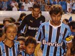 O capito Tcheco puxa o time para o gramado