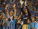 Jogadores reverenciam a torcida, que foi em bom nmero ao Olmpico