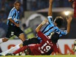 Mas de nada adiantam as substituies de Roth. Neste lance, Jonas pede pnalti, mas o rbitro nada marca