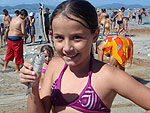 Paula ajuda puxar rede na praia da Pinheira