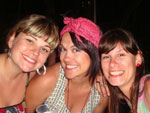 Camilla, Vanessa e Louise comendo uma pizza maravilhosa em Mariscal 