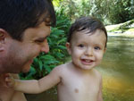 Meu filho Vitor tomando um gostoso banho de cachoeira no stio do vov em Angelina 
