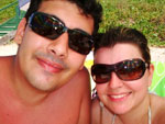 Rodrigo e Camilla curtindo uma praia em 4 ilhas