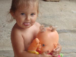 Rafaela e seu nenm brincando