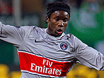 Wolfsburg 1x3 PSG - O jogador do Wolfsburg, Sebastian Schindzielorz faz marcao cerrada sobre Peguy Luyindula, do PSG