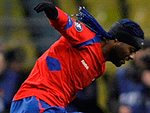 CSKA Moscou 2x0 Aston Villa - O brasileiro Vgner Love, do CSKA,  derrubado por Curtis Davies, do Aston Villa