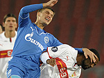 Stuttgart 1x2 Zenit - O jogador do Stuttgart, Cacau (D) sofre falta do jogador do Zenit, Igor Denisov