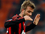 Milan 2x2 Werder Bremen - O jogador ingls David Beckham, do Milan, disputa a posse de bola com o brasileiro Diego, do Werder Bremen