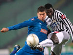 Udinese 2x1 Lech - Asamoah, da Udinese, luta pela posse de bola com Poznam Lewadowski, do Lech