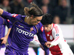 Ajax 1x1 Fiorentina - O uruguaio Luis Surez, do Ajax, tenta escapar da marcao de Per Koldrup, jogador da Fiorentina