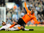 Tottenham 1x1 Shakhtar - O brasileiro Fernandinho, do Shakhtar, sofre falta de Wilson Palacios, do Aalborg