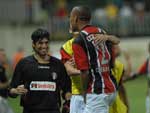 Jucemar comemora com os companheiros o primeiro gol do jogo