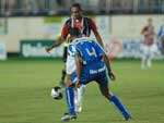 Lima divide bola com jogador do Atltico-TU