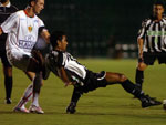 Ricardinho briga pela bola enquanto o zagueiro Marcelo chega para marcar