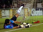 Goleiro Alessandro se esfora para no deixar a bola sair