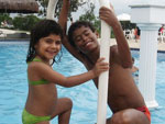 Os primos Mariane e Weslley aproveitando o fim de semana em parque aqu�tico em Palho�a