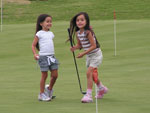 Valentina e Lorena jogando um golfe