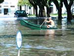 Populao j utiliza pequenos barcos para se locomover