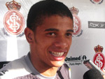 No final dos trabalhos, Taison garantiu que ningum quer ver Fernando Carvalho entregando o trofu para outro capito. &quot;Ele vai entregar para o Guiazu&quot;, garantiu o jogador