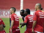 D'Alessandro (E) est suspenso pelo terceiro carto amarelo e no jogar o Gre-Nal