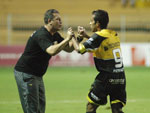 Aps marcar, jogador foi  lateral do campo vibrar com o tcnico Leandro Machado