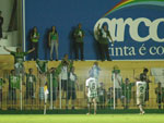 Fbio Fdlis, camisa 6, anotou o gol de empate dos visitantes e foi comemorar com a torcida