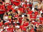 Torcedores do Inter j acomodados nas arquibancadas do Beira-Rio, minutos antes do comeo da partida