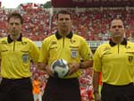 Quinteto de arbitragem em campo: Gaciba (centro)  o rbitro do Gre-Nal