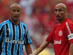 Alex Mineiro, mesmo isolado no ataque, recebe marcao de Guiazu 