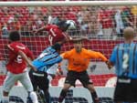 O Grmio consegue chegar perto do gol de Lauro em bolas paradas