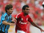 Tcheco (em disputa com Sandro) pouco fez na articulao gremista no primeiro tempo