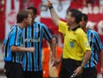 Jogadores do Grmio pedem impedimento, mas Ruy dava condio a ndio no momento do cruzamento de Kleber
