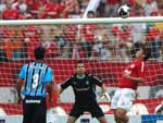 O zagueiro colorado ficou frente a frente com o goleiro gremista e fuzilou