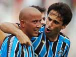 Alex Mineiro e Jonas comemoram o empate no Beira-Rio