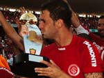Magro, autor do gol do ttulo, beija a taa conquistada